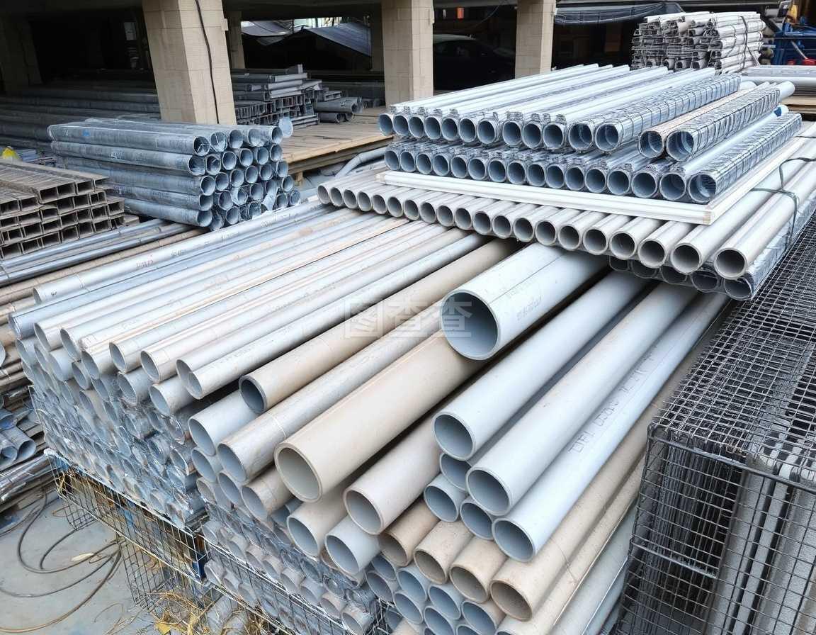 建筑基地,有各種建筑材料。金屬管道,角落和渠道,網格。