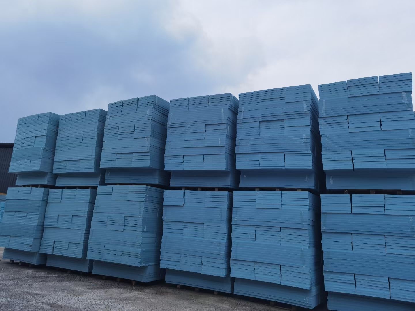 南寧xps擠塑板供應分享擠塑板本身具有極高的抗壓強度,可以承受不同種